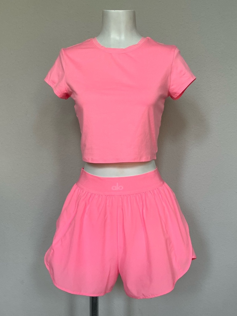 ALO Yoga SET Neon Bubblegum Pink Finesse Crop Short Sleeve + Matchpoint Shorts S